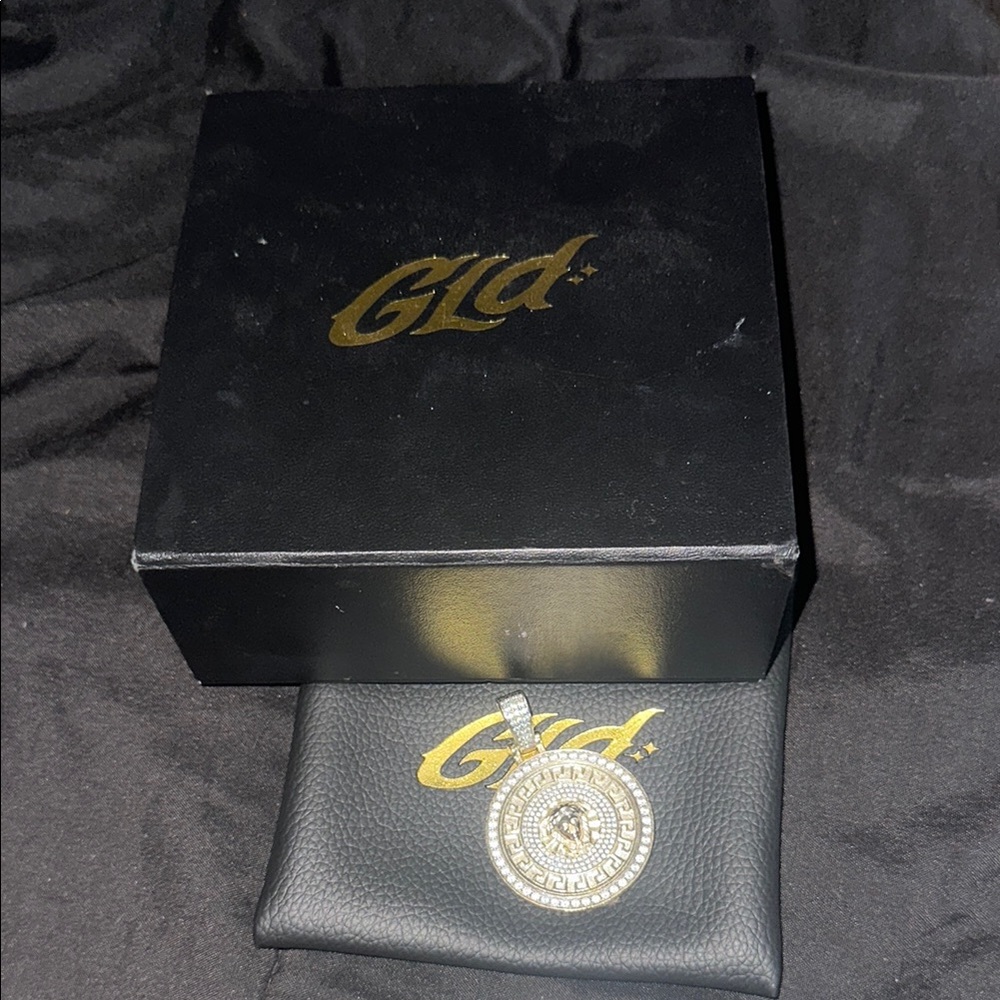 Gld Medusa Pendent - Picture 4 of 6